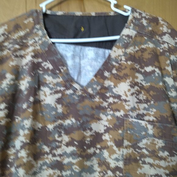 Carhartt Men's Camouflage Short Sleeve Scrub Top Shirt Pullover V-Neck - Picture 2 of 4